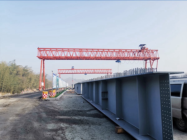青海玉树门式起重机厂家5吨15米跨龙门吊发货中建